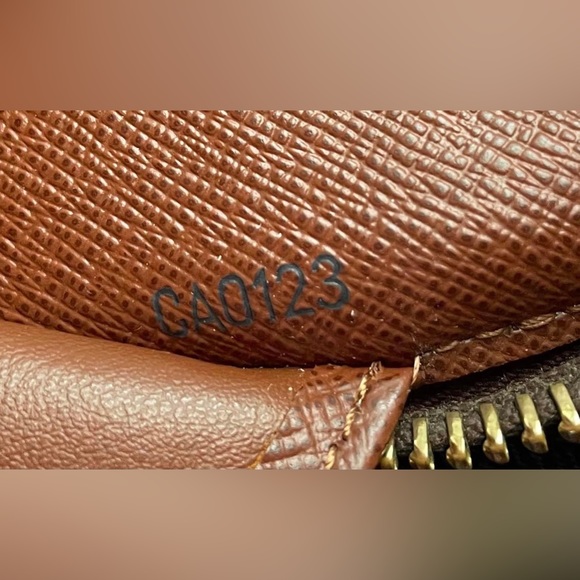 Louis Vuitton's iconic Zippy Organizer wallet in historic Monogram canvas - Picture 10 of 15